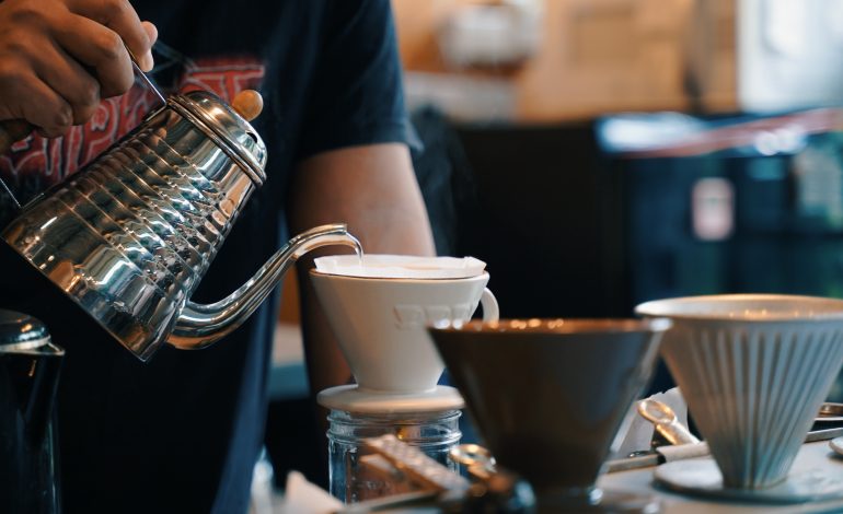 The Ultimate Coffee Debate: Specialty Coffee Shops vs. Commercial Chains—Where Should You Go?