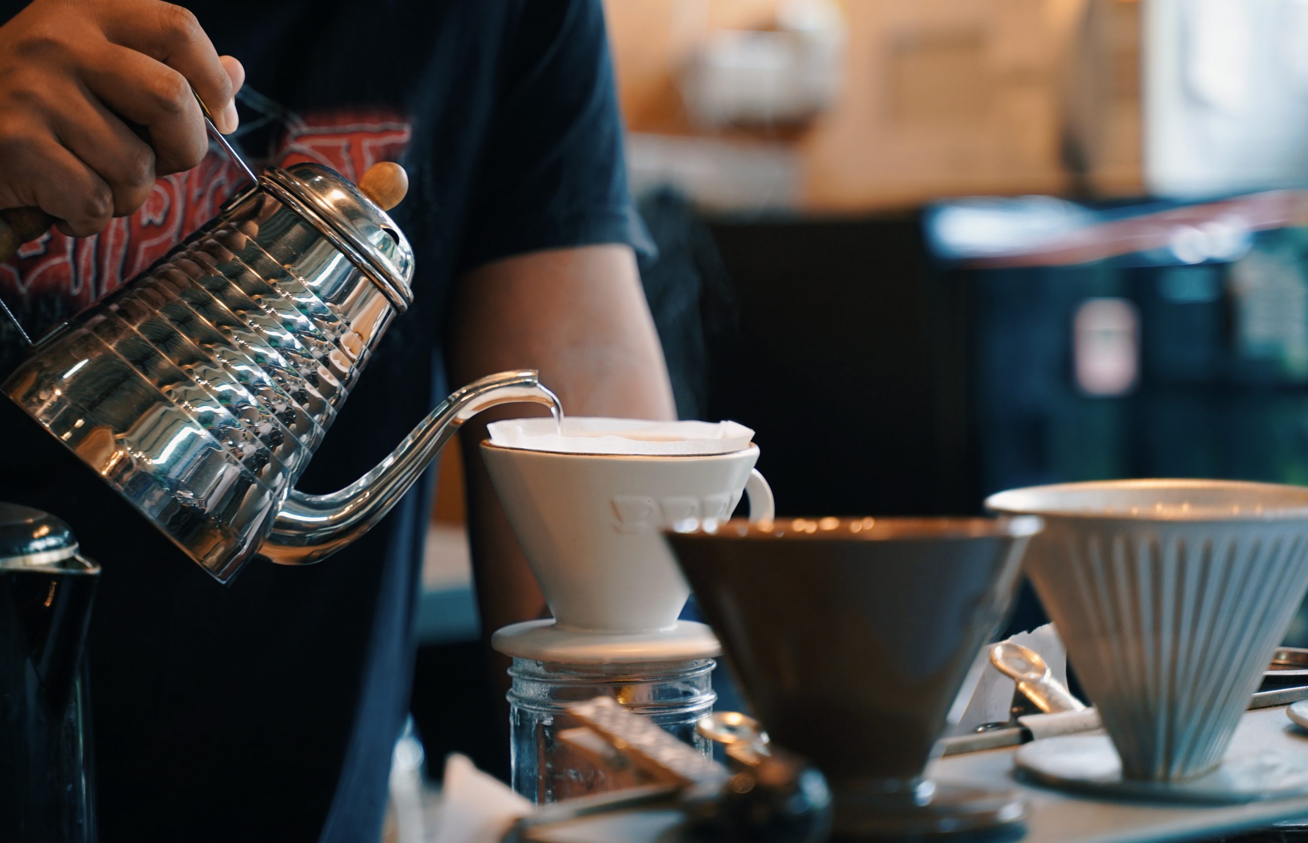 The Ultimate Coffee Debate: Specialty Coffee Shops vs. Commercial Chains—Where Should You Go?